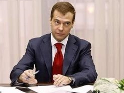 Медведев призвал ускорить процесс введения налога на недвижимость
